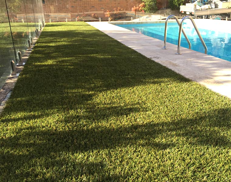 everest-synthetic-turf-by-the-pool